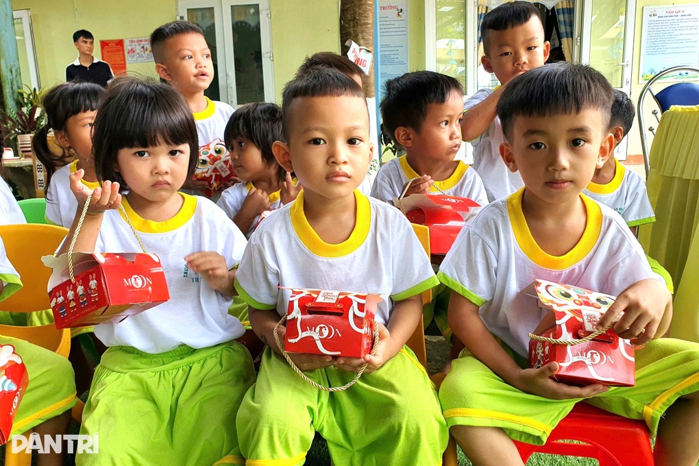 Báo Dân trí tổ chức trao tặng 300 bánh trung thu đến trẻ em vùng cao - 3 Báo Dân trí tổ chức trao tặng 300 bánh trung thu đến trẻ em vùng cao - 3