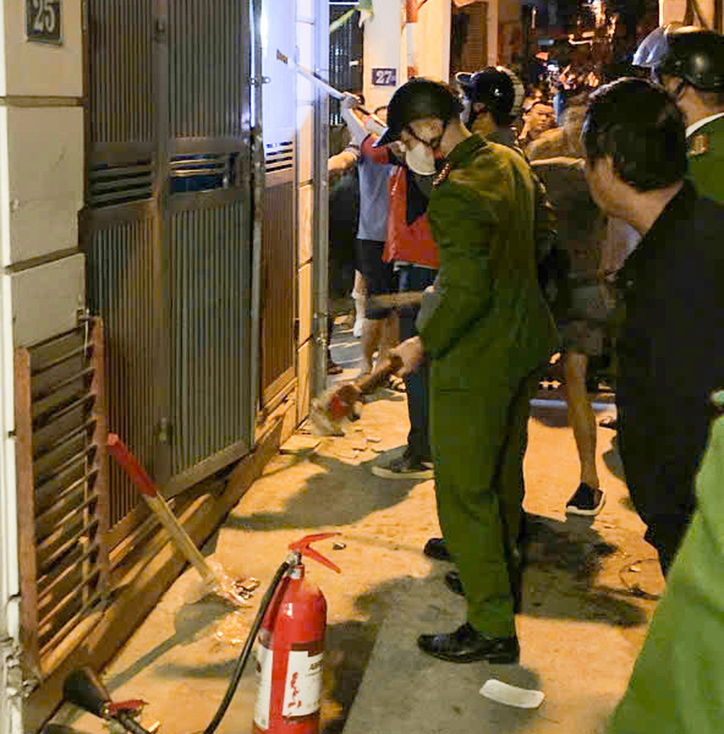 Cháy nhà trong đêm ở Hà Nội, cảnh sát lấy búa phá cửa, đưa 7 người ra ngoài - 1