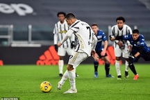 C.Ronaldo đá hỏng phạt đền, Juventus rơi điểm đáng tiếc