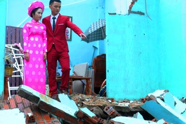 Xúc động đám cưới đôi bạn trẻ bên căn nhà sập trong lũ