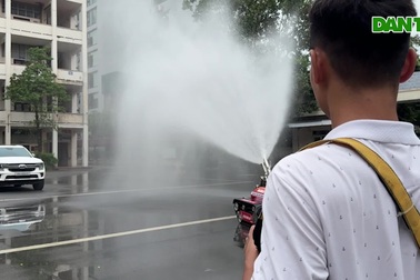 Mãn nhãn robot cứu hỏa Việt Nam phun vòi rồng, vượt chướng ngại