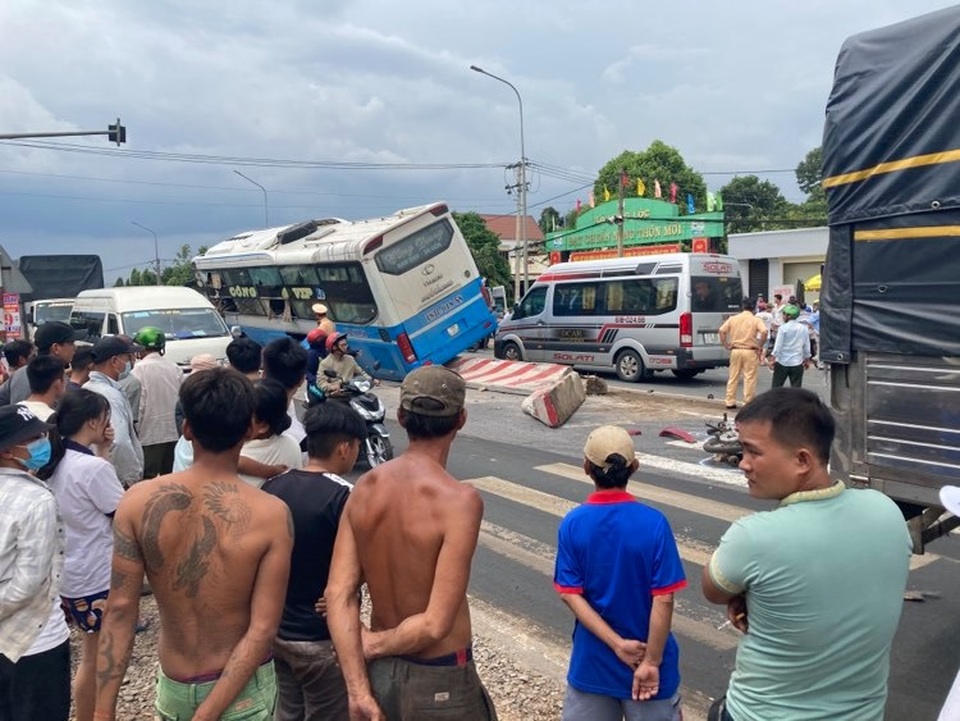 Xe khách tông 2 xe máy rồi trèo lên dải phân cách, 2 người thương vong - 3 Xe khách tông 2 xe máy rồi trèo lên dải phân cách, 2 người thương vong - 3