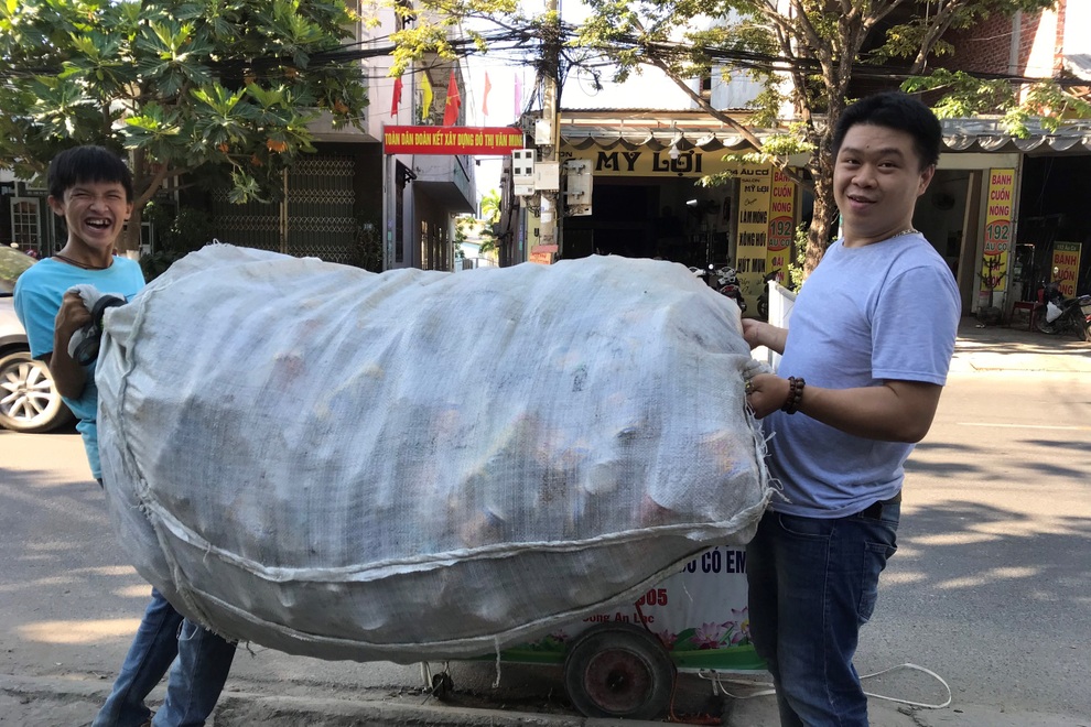 Chàng trai đạp xe nhặt rác, lấy ve chai làm từ thiện - 3 Chàng trai đạp xe nhặt rác, lấy ve chai làm từ thiện - 3