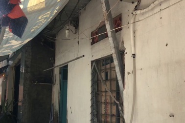 Thanh thép dài hơn 6m từ công trình căn hộ cao cấp xuyên thủng nhà dân