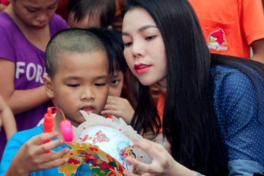 Trà Ngọc Hằng tặng lồng đèn cho trẻ em ung thư