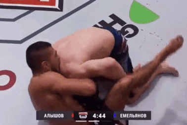 Võ sĩ suýt gãy cổ vì đòn hiểm của đối thủ