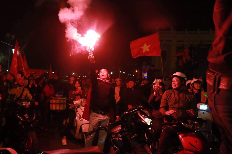 Hàng vạn người hâm mộ xuống đường mừng U22 Việt Nam vô địch SEA Games - 1 Hàng vạn người hâm mộ xuống đường mừng U22 Việt Nam vô địch SEA Games - 1