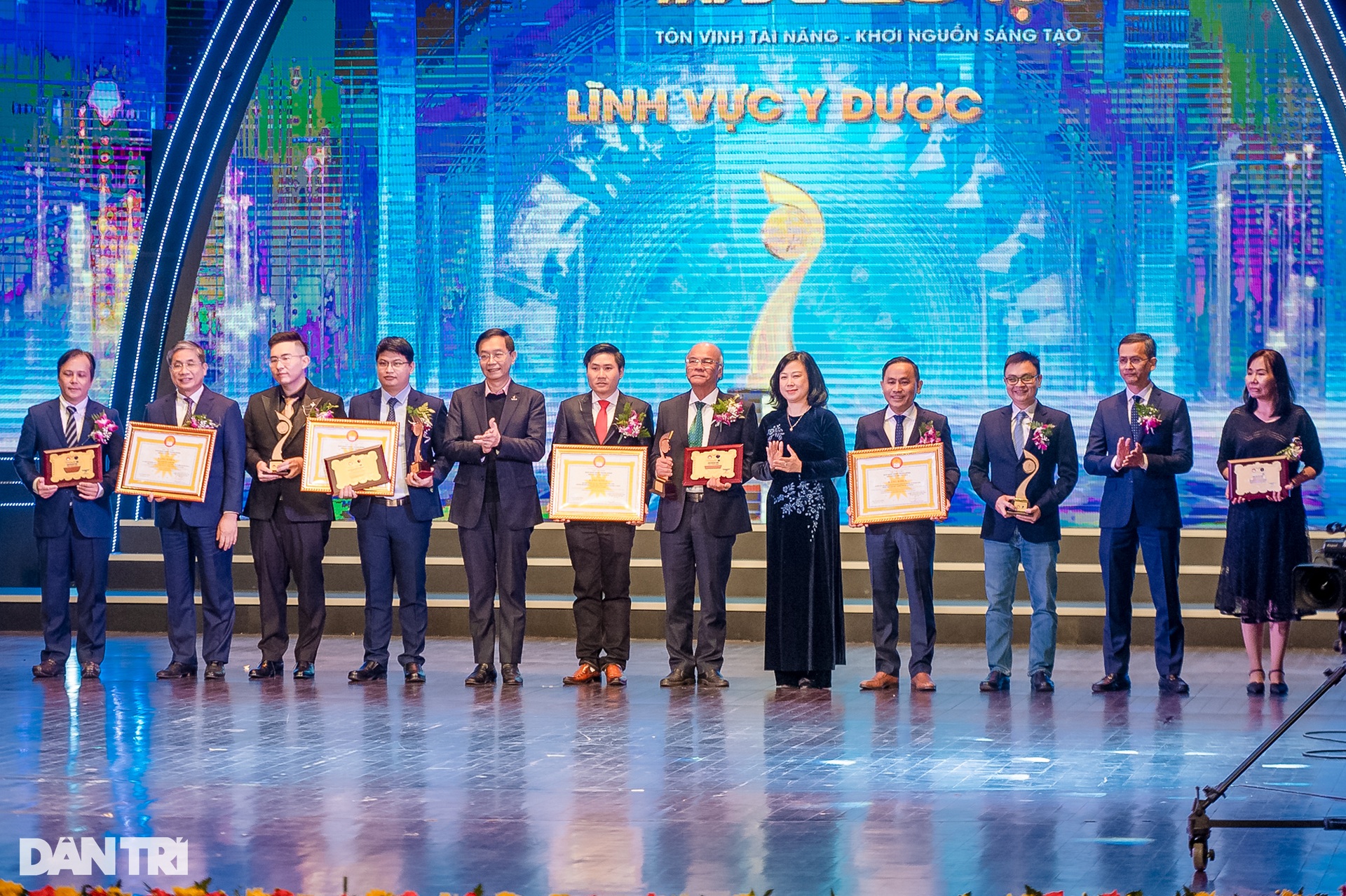 Toàn cảnh Lễ trao giải Nhân tài Đất Việt lần thứ 17 - 9 Toàn cảnh Lễ trao giải Nhân tài Đất Việt lần thứ 17 - 9