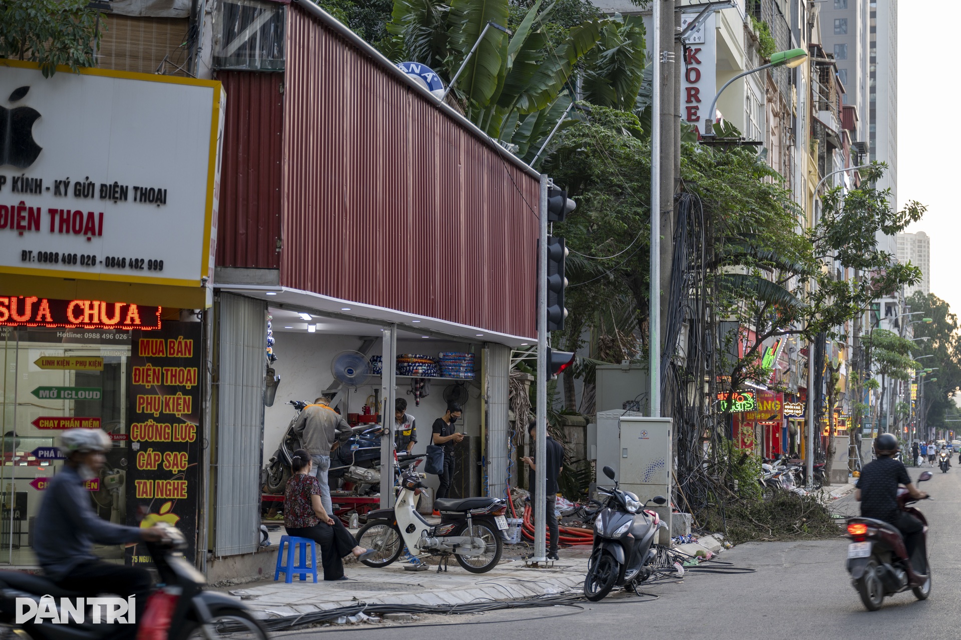 Hàng loạt căn nhà dị dạng mọc lên sau dự án mở đường ở Hà Nội - 9