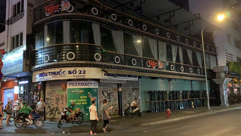 “Phố Tây” vắng vẻ sau lệnh cấm vũ trường, quán bar… - 6 “Phố Tây” vắng vẻ sau lệnh cấm vũ trường, quán bar… - 6