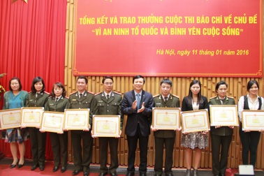 Phóng viên Dân trí đoạt giải Nhì báo chí “Vì an ninh Tổ quốc và bình yên cuộc sống”