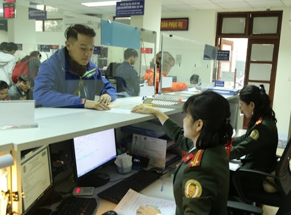 Cán bộ không được nhận tiền để giải quyết thủ tục xuất nhập cảnh - 1 Cán bộ không được nhận tiền để giải quyết thủ tục xuất nhập cảnh - 1