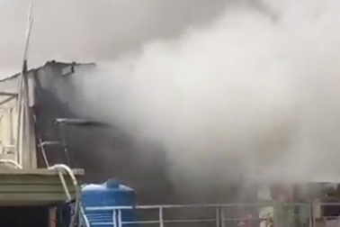 Cháy nhà nghỉ 4 tầng, khách thuê phòng nhốn nháo