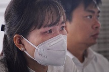 Người dân TPHCM "mắt lưng tròng" tại lễ tưởng niệm nạn nhân mất vì Covid-19