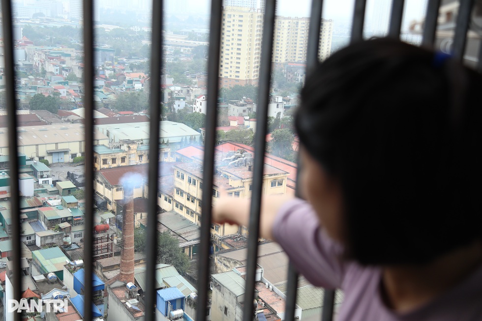 Ở nhà tiền tỷ Hà Nội, dân khốn khổ vì bụi bám từng lớp, khói đen quanh nhà - 1 Ở nhà tiền tỷ Hà Nội, dân khốn khổ vì bụi bám từng lớp, khói đen quanh nhà - 1