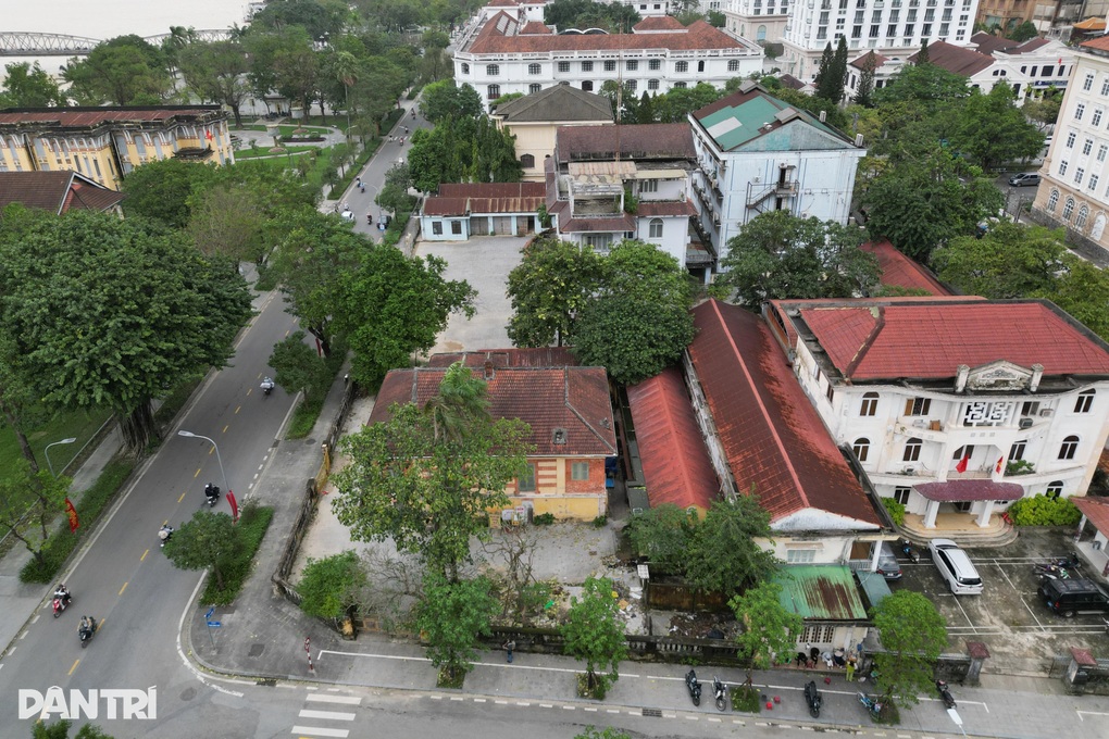 Chưa thể di dời biệt thự Pháp cổ ở Huế dù từng liên hệ “thần đèn” trợ giúp - 2 Chưa thể di dời biệt thự Pháp cổ ở Huế dù từng liên hệ “thần đèn” trợ giúp - 2