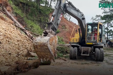 Cung đèo nối Đà Lạt - Phan Rang tê liệt vì sạt lở