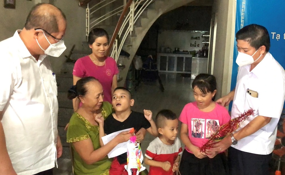 Trao quà Tết Trung thu đến bệnh nhi, trẻ em đặc biệt khó khăn - 4 Trao quà Tết Trung thu đến bệnh nhi, trẻ em đặc biệt khó khăn - 4