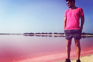 Đầm nước màu hồng tự nhiên trở thành điểm đến ưa thích của giới trẻ