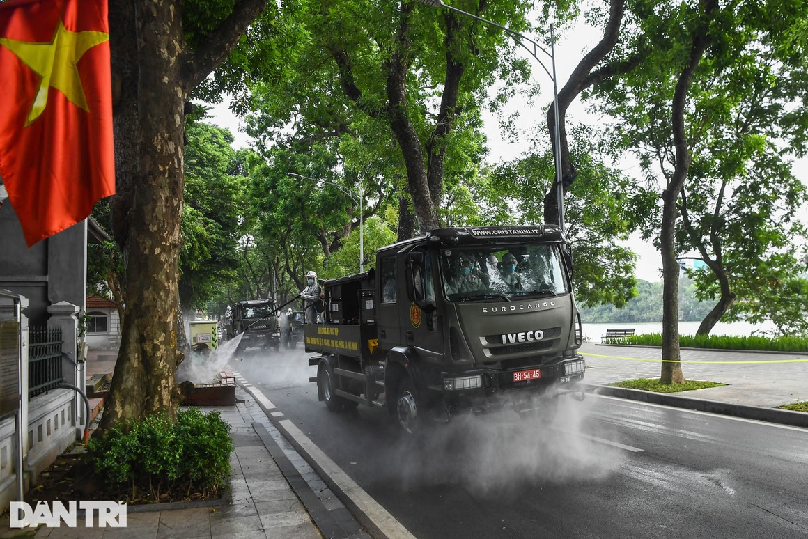 Đoàn xe đặc chủng phun khử khuẩn nhiều tuyến phố trung tâm Hà Nội - 8 Đoàn xe đặc chủng phun khử khuẩn nhiều tuyến phố trung tâm Hà Nội - 8