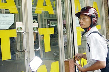 Thu phí ATM: Ngân hàng phạm luật