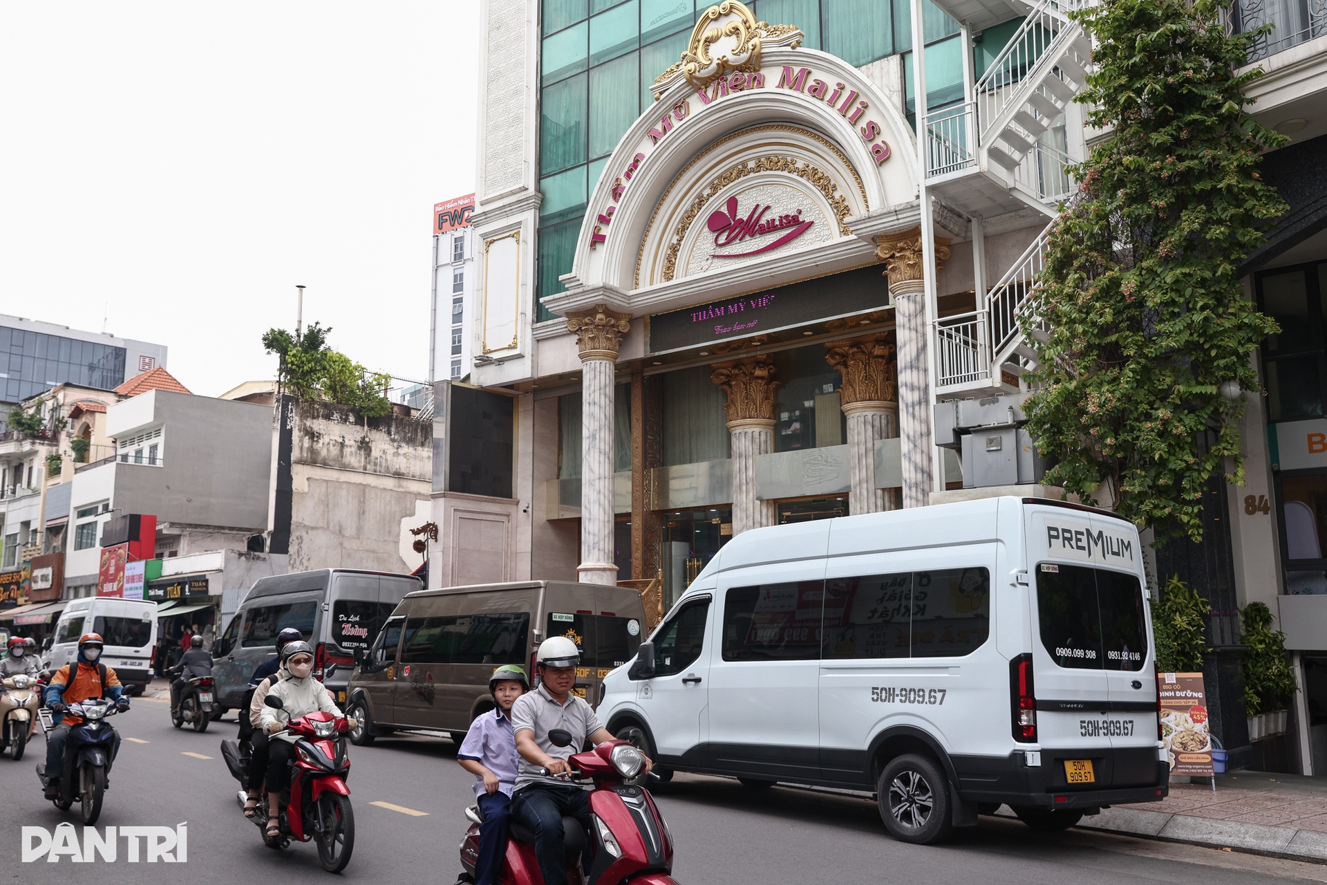 Cảnh sát mang nhiều thùng hồ sơ rời thẩm mỹ viện Mailisa sau 4 giờ làm việc - 3 Cảnh sát mang nhiều thùng hồ sơ rời thẩm mỹ viện Mailisa sau 4 giờ làm việc - 3