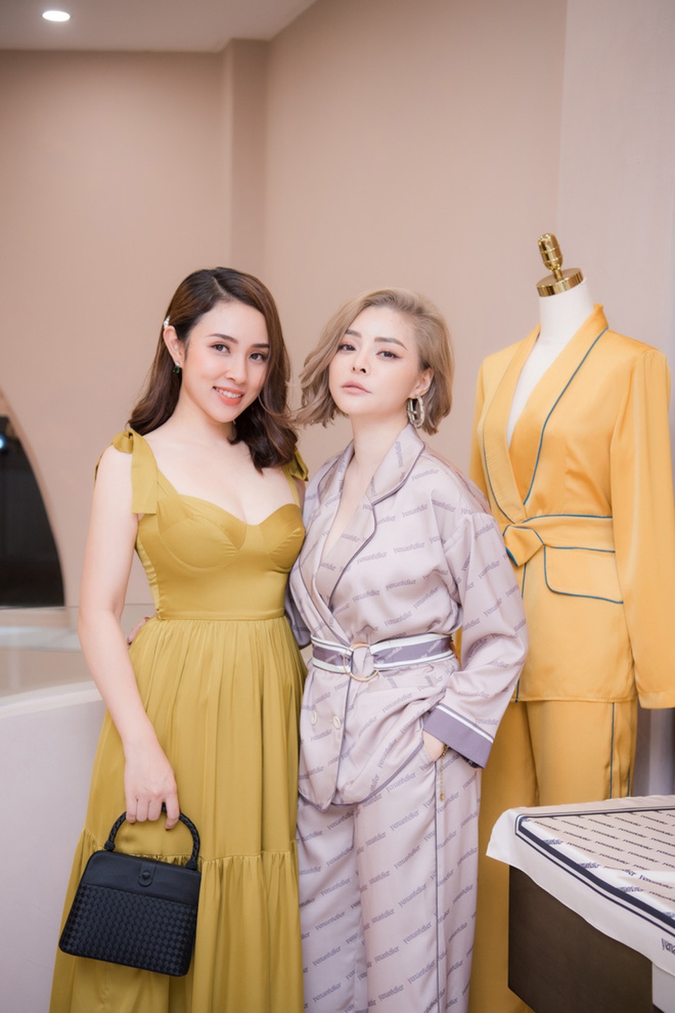 Diễn viên Thu Trang, Dương Thùy Linh đọ sắc cùng NTK Thu Yến - 8 Diễn viên Thu Trang, Dương Thùy Linh đọ sắc cùng NTK Thu Yến - 8
