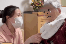 Cụ bà Nhật Bản khóc nghẹn khi chia tay cô điều dưỡng Việt Nam