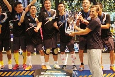 Cannavaro trao cúp ở giải bóng đá đường phố trước khi rời Việt Nam