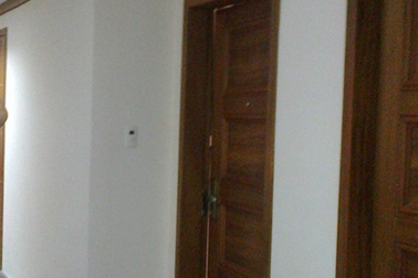 Một người đàn ông nằm chết trên vũng máu trong khách sạn