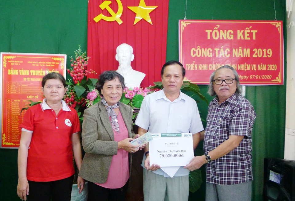 Cụ bà nằm liệt không người chăm sóc được chính quyền đưa vào trung tâm nuôi dưỡng - 2 Cụ bà nằm liệt không người chăm sóc được chính quyền đưa vào trung tâm nuôi dưỡng - 2