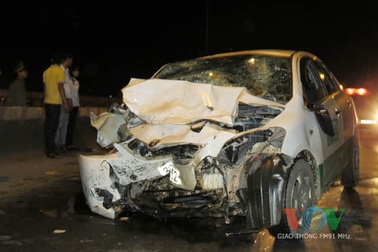 Hà Nội: Ô tô đâm liên hoàn, 9 người gặp nạn