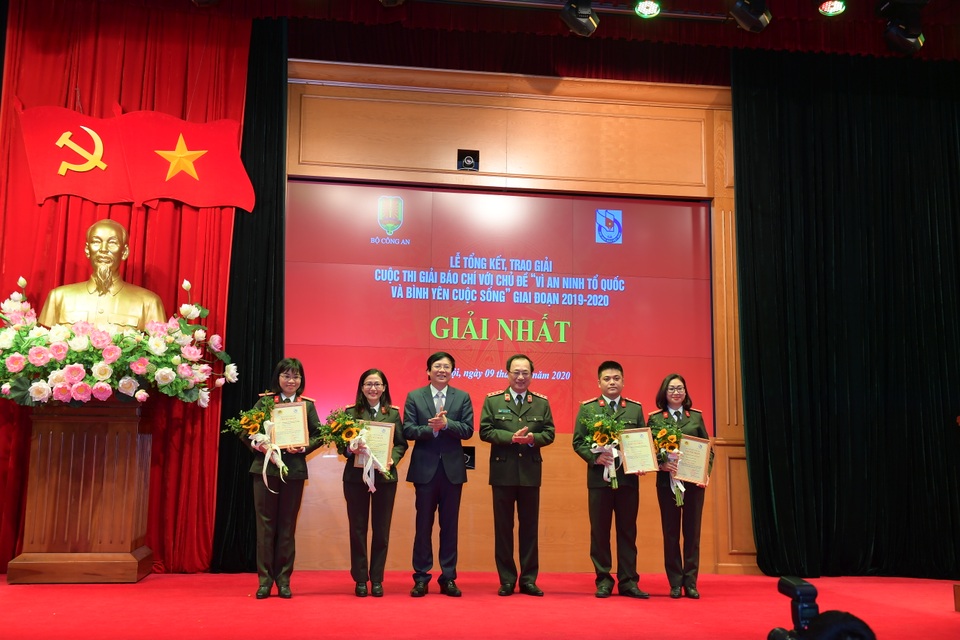 Báo Dân trí đoạt 2 giải báo chí “Vì an ninh Tổ quốc và bình yên cuộc sống” - 1 Báo Dân trí đoạt 2 giải báo chí “Vì an ninh Tổ quốc và bình yên cuộc sống” - 1