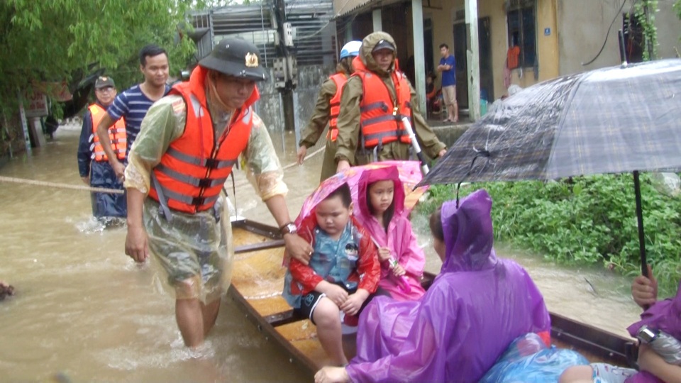 Nước sông Hương gần tràn bờ, TP Huế ngập mênh mông - 13 Nước sông Hương gần tràn bờ, TP Huế ngập mênh mông - 13