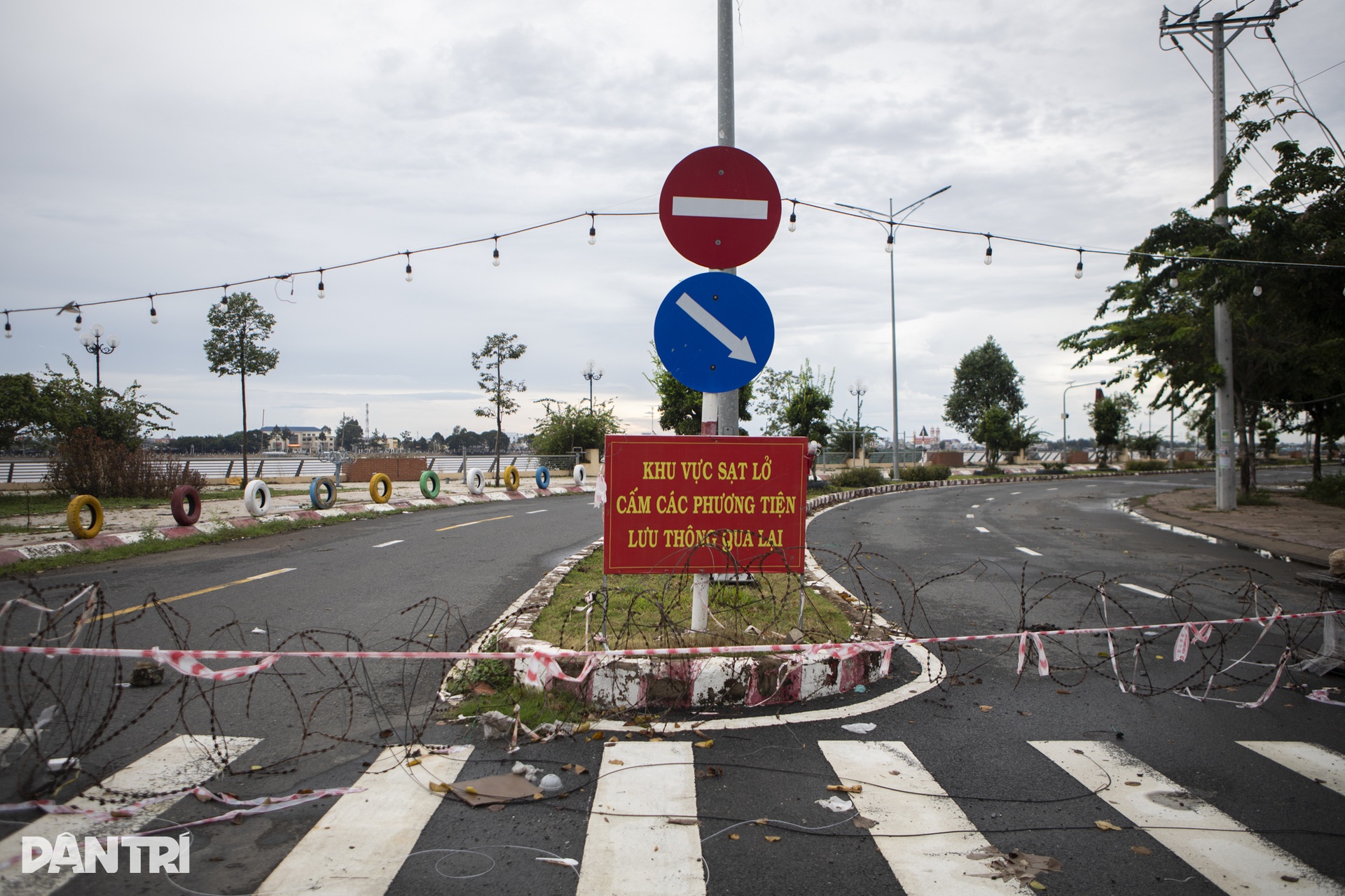 500m bờ kè miền Tây sạt lở xuống sông Tiền - 2 500m bờ kè miền Tây sạt lở xuống sông Tiền - 2