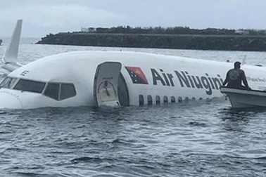 Máy bay chở 47 người mất đà, lao xuống biển