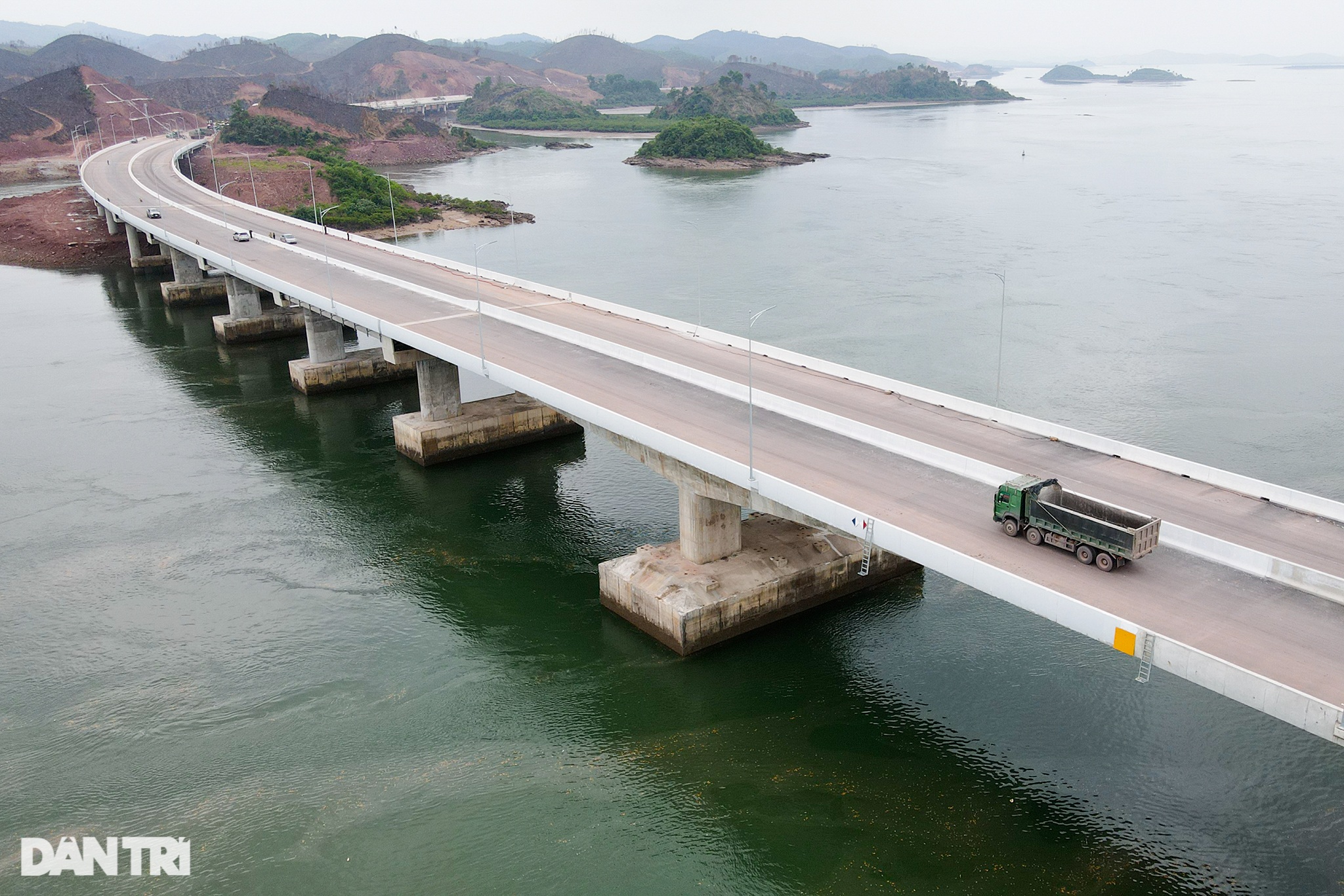 Chiêm ngưỡng cầu vượt biển 800 tỷ đồng dài nhất tỉnh Quảng Ninh - 4 Chiêm ngưỡng cầu vượt biển 800 tỷ đồng dài nhất tỉnh Quảng Ninh - 4