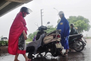 Kiếm bộn tiền với dịch vụ lau khô bugi xe máy giữa đường lụt lội