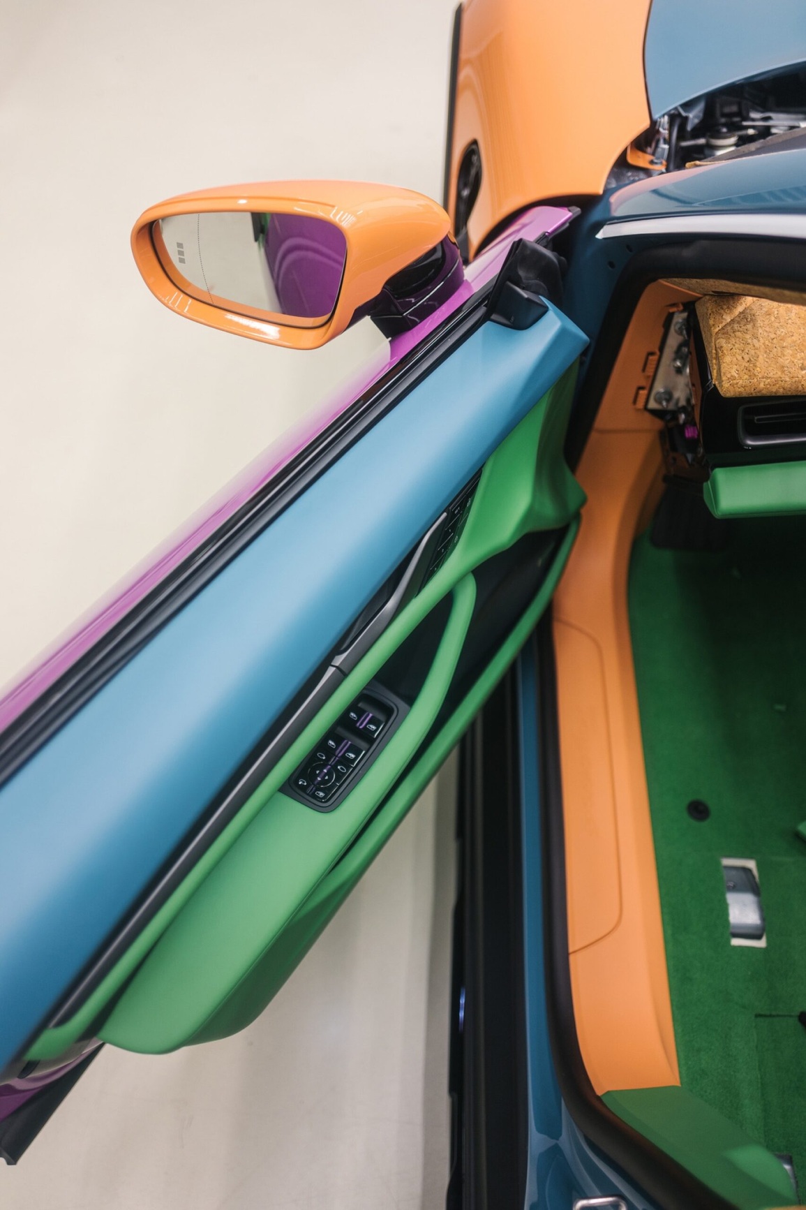 Chiêm ngưỡng chiếc Porsche Taycan sặc sỡ nhất thế giới - 11 Chiêm ngưỡng chiếc Porsche Taycan sặc sỡ nhất thế giới - 11