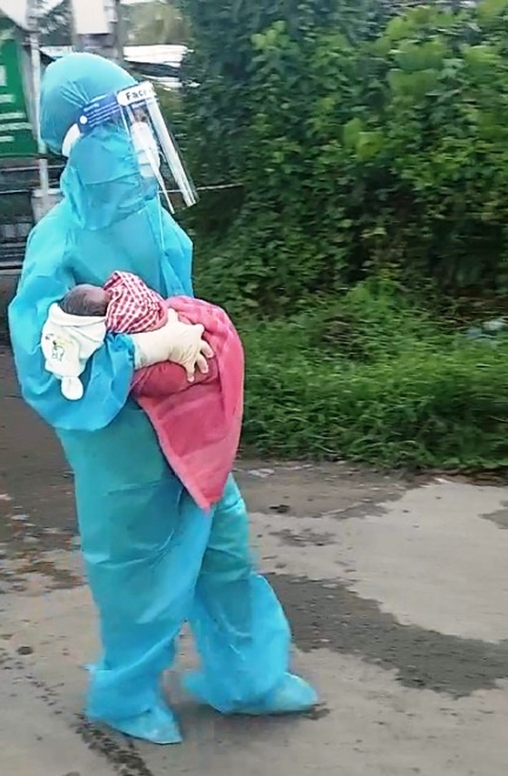 Đồng Tháp: Sản phụ sinh rớt con thứ 11 trong khu phong tỏa - 1 Đồng Tháp: Sản phụ sinh rớt con thứ 11 trong khu phong tỏa - 1