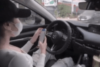 Xác minh clip cô gái buông vô lăng để bấm điện thoại khi lái ô tô