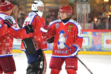 Tổng thống Putin “cháy" hết mình trên sân khúc côn cầu