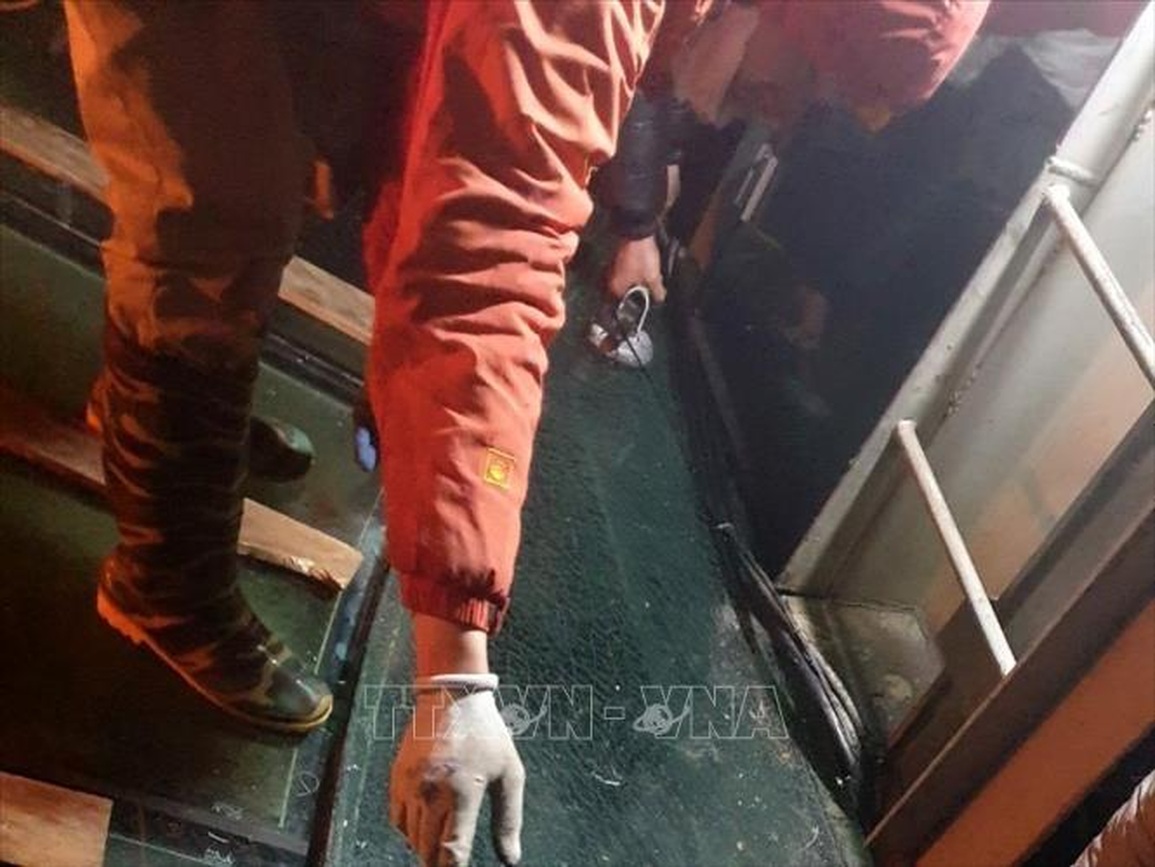 Đã thay tấm kính nứt ở khu du lịch Cầu kính Rồng Mây - 2 Đã thay tấm kính nứt ở khu du lịch Cầu kính Rồng Mây - 2