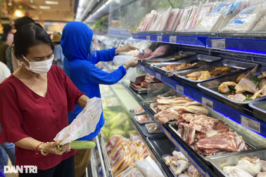 Cảnh giác bánh kẹo, thức ăn quá đát bị "phù phép" tuồn vào TPHCM dịp Tết