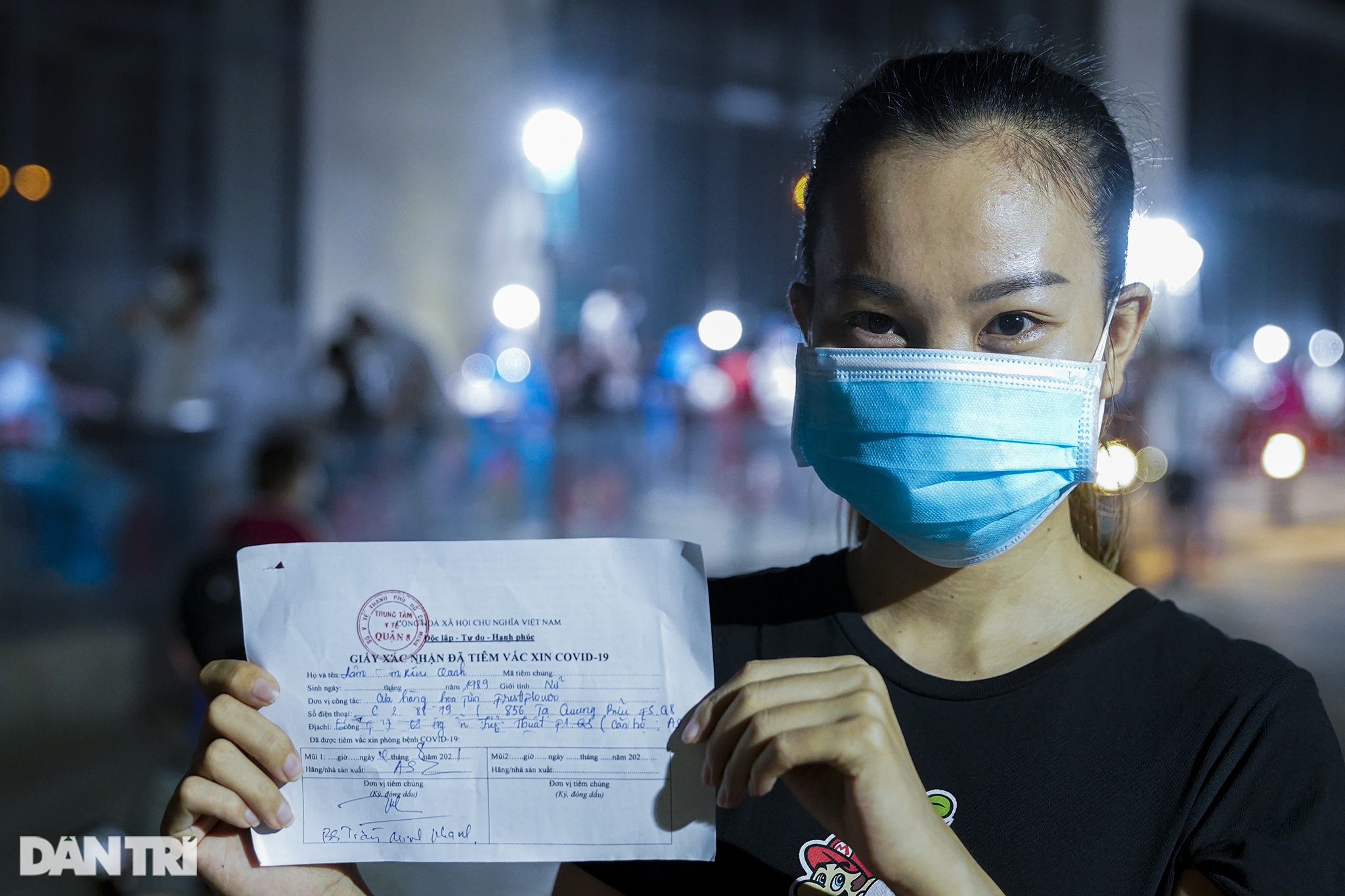 Người dân Sài Gòn chong đèn, tiêm vắc xin vào ban đêm - 14 Người dân Sài Gòn chong đèn, tiêm vắc xin vào ban đêm - 14