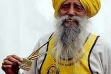 Cụ ông 100 tuổi hoàn tất 42km đường chạy ma-ra-tông