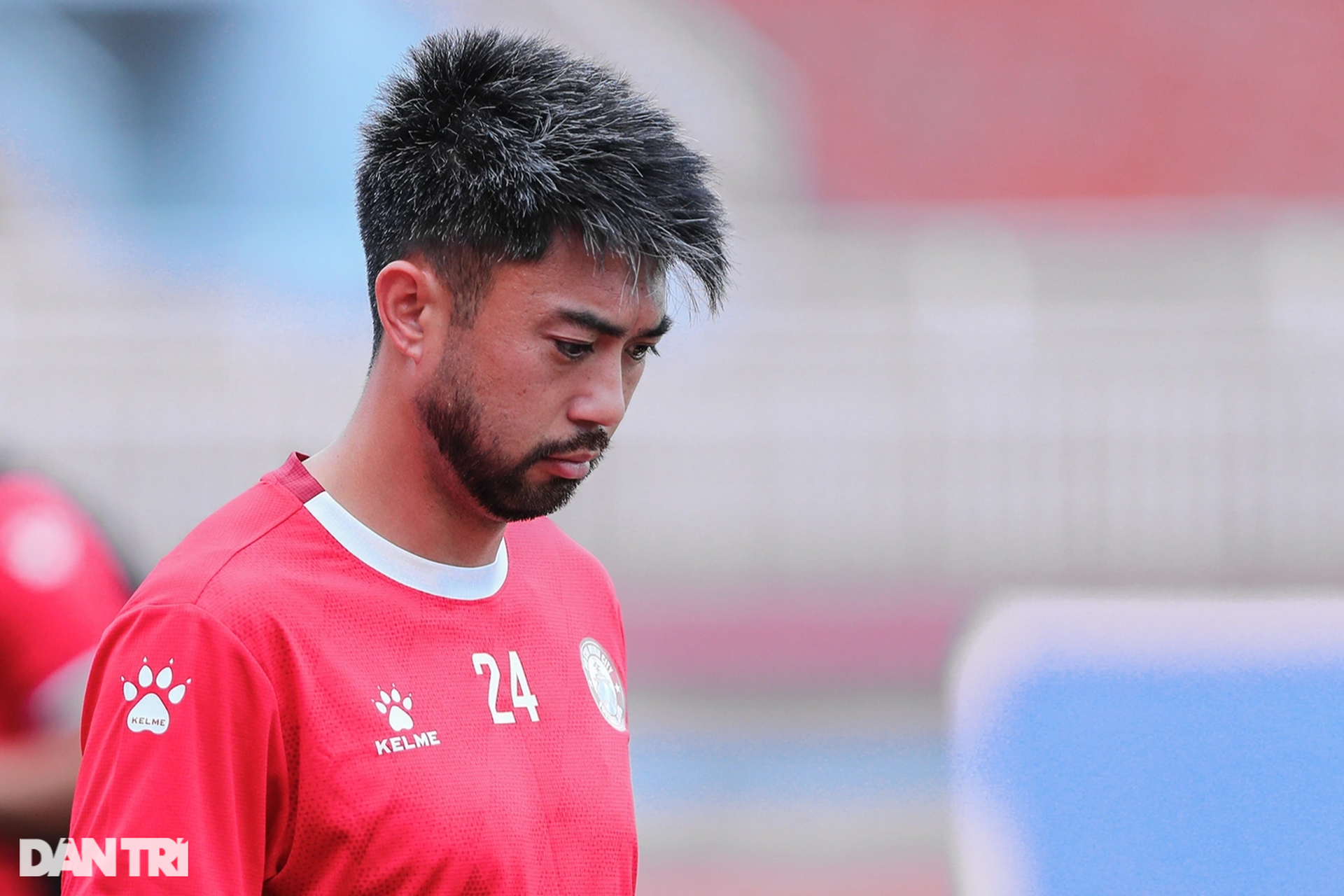 Lee Nguyễn bị đồng đội phạt chống đẩy trong buổi tập ở CLB TPHCM - 2 Lee Nguyễn bị đồng đội phạt chống đẩy trong buổi tập ở CLB TPHCM - 2