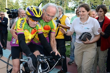 Cụ ông 100 tuổi lập kỷ lục đạp xe 100km