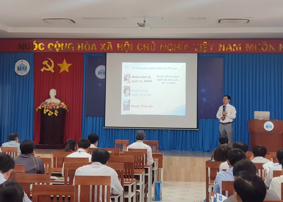 Khánh Hòa: Gần 100 giáo viên dự hội thảo hướng nghiệp cho học sinh THPT - 2 Khánh Hòa: Gần 100 giáo viên dự hội thảo hướng nghiệp cho học sinh THPT - 2