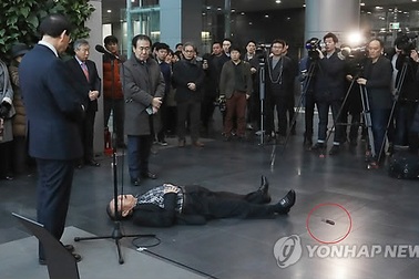 Người đàn ông tự đâm mình trước mặt Thị trưởng Seoul